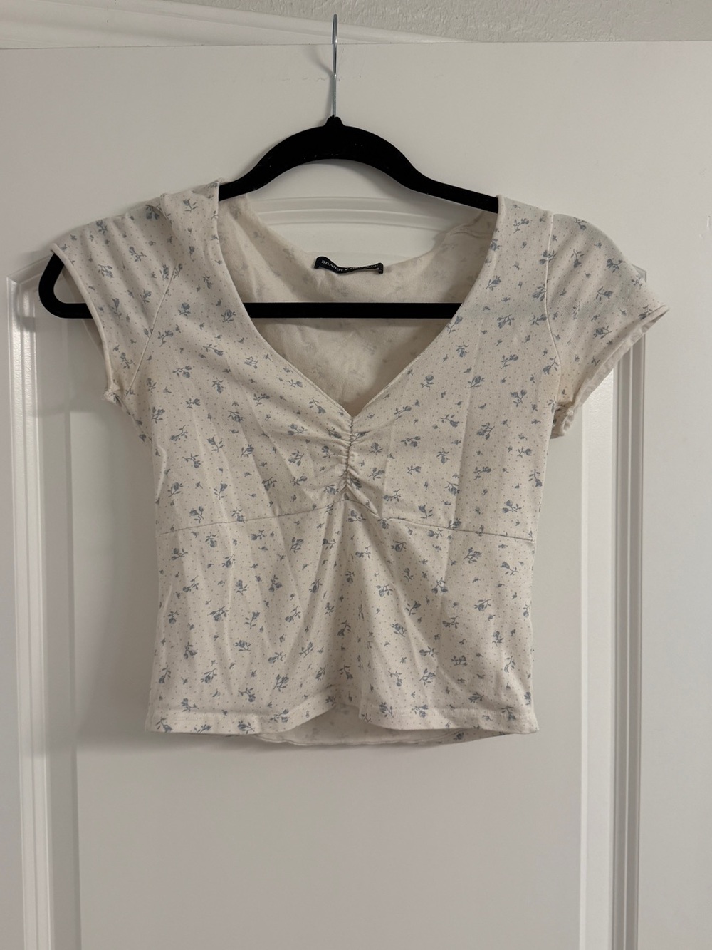 Brandy Melville Cream Short-Sleeve Floral Ruched V-Neck Crop Top